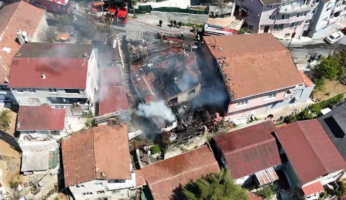 Sarıyer’de bir gecekondu yanarak kül oldu